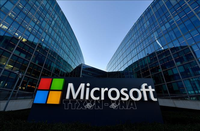 Biểu tượng Microsoft tại trụ sở ở Paris, Pháp. (Ảnh minh họa: AFP/TTXVN)