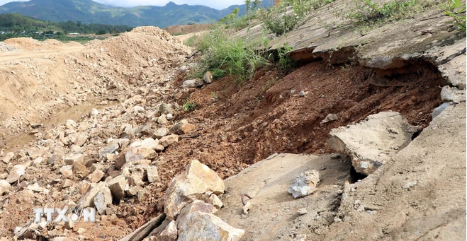 Hiện trường công trình kè chống sạt lở bờ sông Pô Kô đoạn qua thị trấn Đăk Glei bị sạt lở. (Ảnh: Cao Nguyên/TTXVN) 