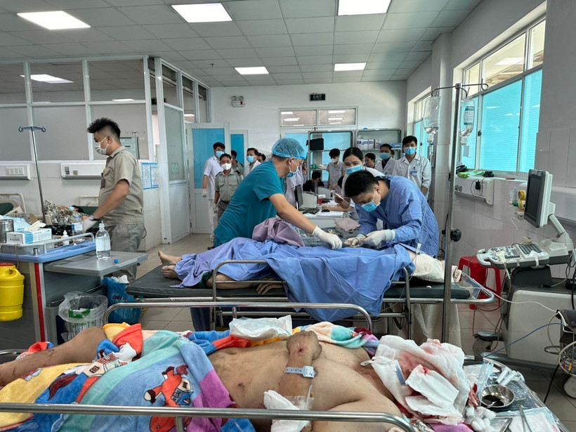 Các bệnh nhân đang cấp cứu tại Bệnh viện đa khoa Thống Nhất. (Ảnh: Sỹ Tuyên/TTXVN)