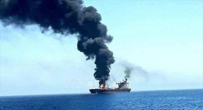 Tàu thương mại của Anh trúng tên lửa ở ngoài khơi Yemen. (Nguồn: AFP/TTXVN)