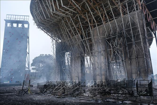 Một công trình bị thiêu rụi trong cuộc biểu tình bạo lực tại Noumea, New Caledonia, vùng lãnh thổ hải ngoại của Pháp, ngày 15/5/2024. (Ảnh: AFP/TTXVN)