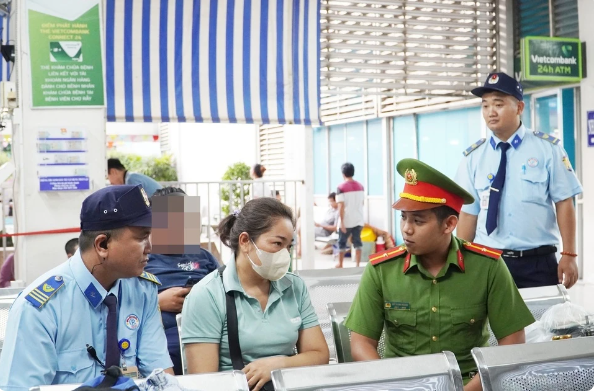 Công an quận 5 đến làm việc tại Bệnh viện Chợ Rẫy để điều tra về vụ việc. (Ảnh: BVCC.)