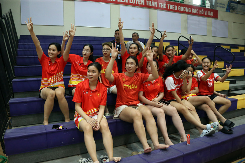 Các tuyển thủ Việt Nam cổ vũ cho hai đội. (Ảnh: Trần Lê Lâm/TTXVN)