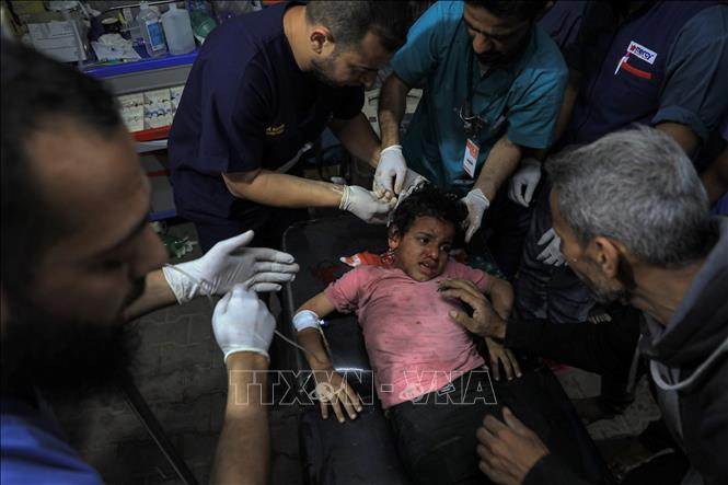 Điều trị cho em nhỏ bị thương trong xung đột Israel - Hamas ở thành phố Rafah, phía Nam Dải Gaza ngày 8/5/2024. (Ảnh: THX/TTXVN)