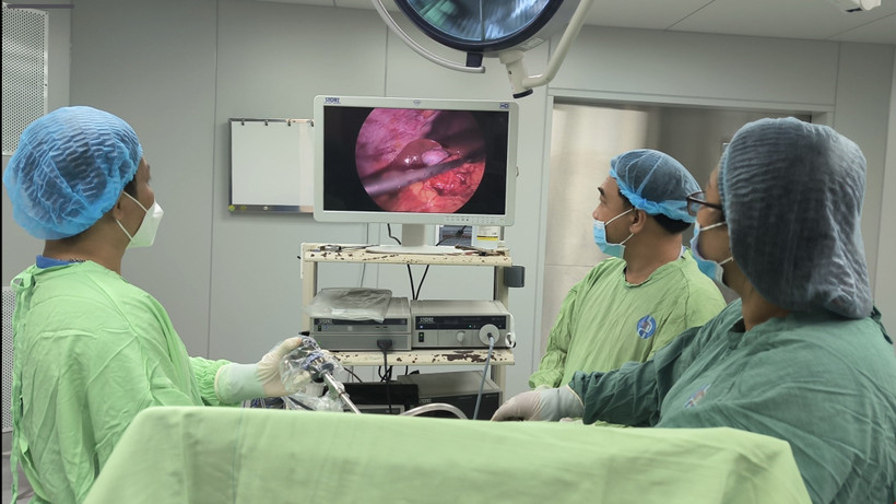 Các bác sỹ tại Bệnh viện Đa khoa tỉnh Bình Dương thực hiện ca phẫu thuật cho sản phụ mang thai ngoài tử cung hiếm gặp. (Ảnh: TTXVN phát)