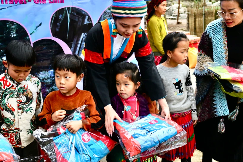 Hoa hậu Nông Thúy Hằng đến làng Sảo Há, thôn Khó Chớ, xã Vần Chải, huyện Đồng Văn, tỉnh Hà Giang. (Ảnh: CTV/Vietnam+)