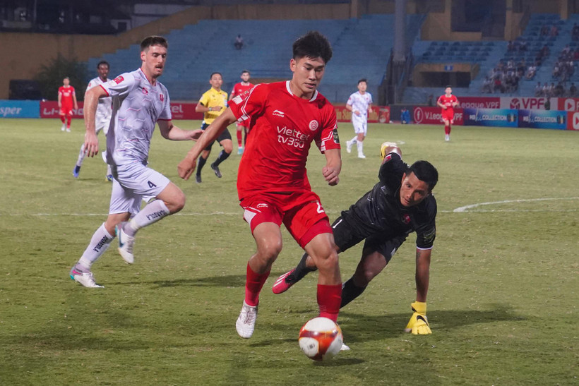 Trận đấu giữa Viettel và Hồng Lĩnh Hà Tĩnh đánh dấu lần đầu tiên công nghệ hỗ trợ trọng tài VAR được áp dụng tại Việt Nam. (Ảnh: Việt Anh/Vietnam+)