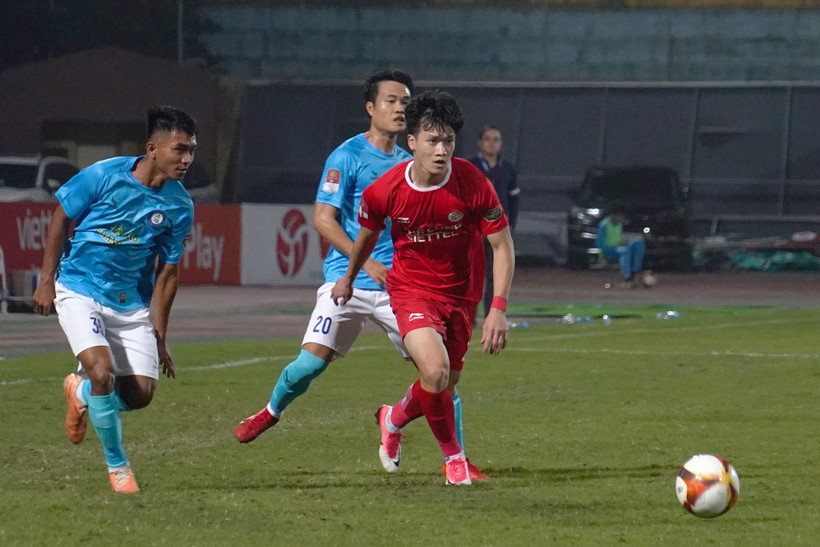 Hoàng Đức hụt hơi trong những pha tranh chấp ở trận đấu với Câu lạc bộ Khánh Hòa tối 17/2. (Ảnh: Việt Anh/Vietnam+)