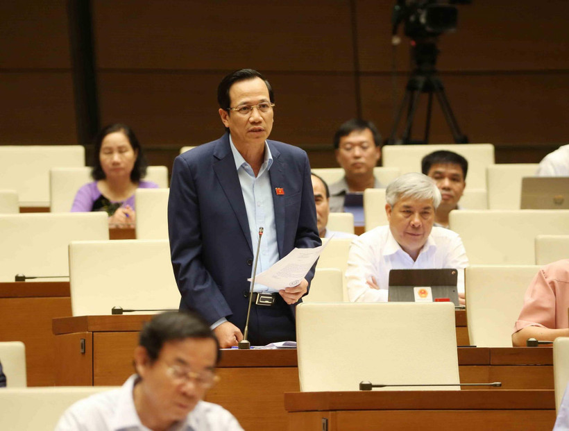 Bộ trưởng Bộ Lao động Thương binh và Xã hội Đào Ngọc Dung trả lời chất vấn của đại biểu Quốc hội. (Ảnh: Phương Hoa/TTXVN)