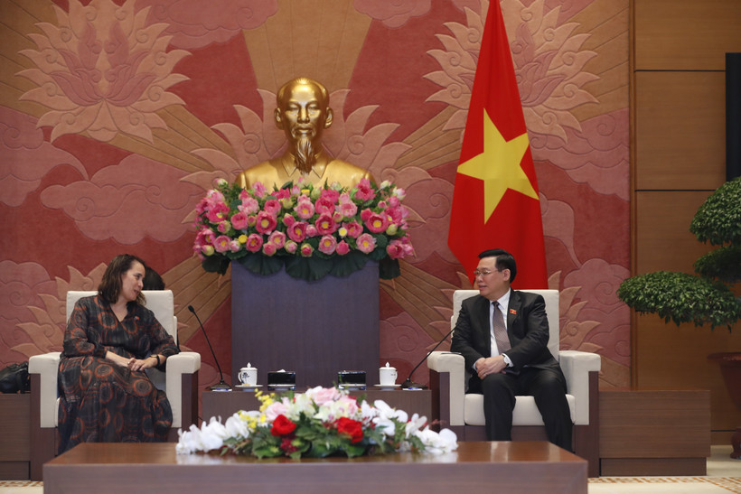 Chủ tịch Quốc hội Vương Đình Huệ tiếp Đại sứ New Zealand tại Việt Nam Tredene Dobson. (Ảnh: Nhan Sáng/TTXVN)