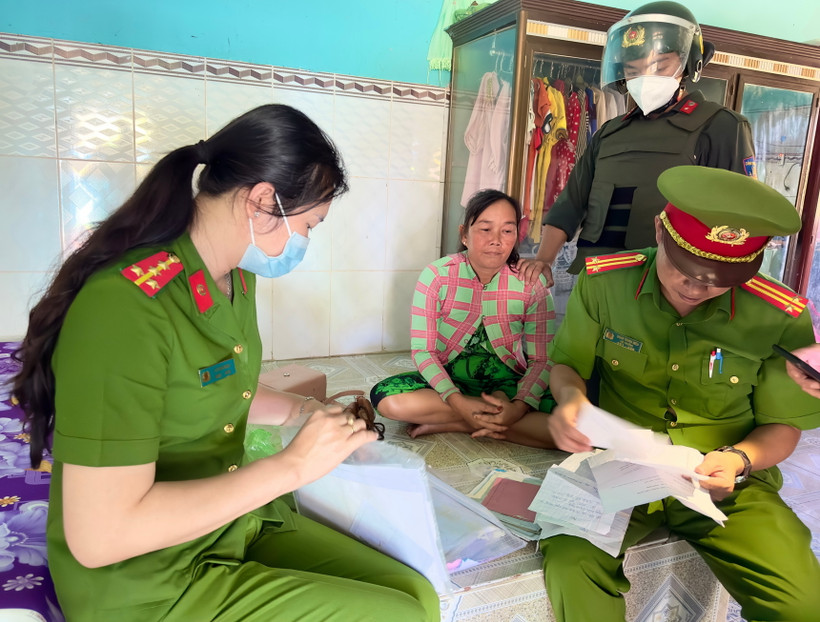 Cơ quan Điều tra thu thập tài liệu, chứng cứ liên quan đến vụ án tại nơi ở của đối tượng Châu Thị Tròn. (Ảnh: TTXVN phát)