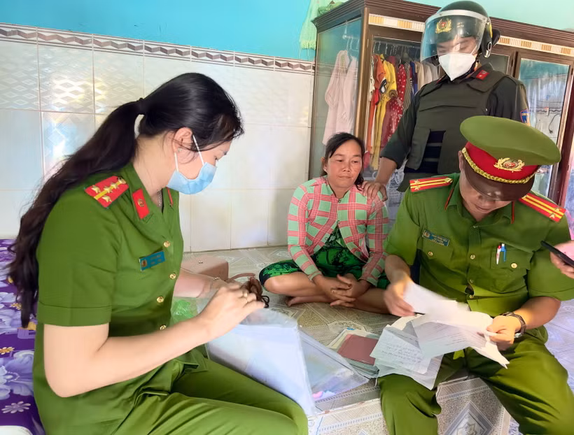 Cơ quan Điều tra thu thập tài liệu, chứng cứ liên quan đến vụ án tại nơi ở của đối tượng Châu Thị Tròn. (Ảnh: TTXVN phát)