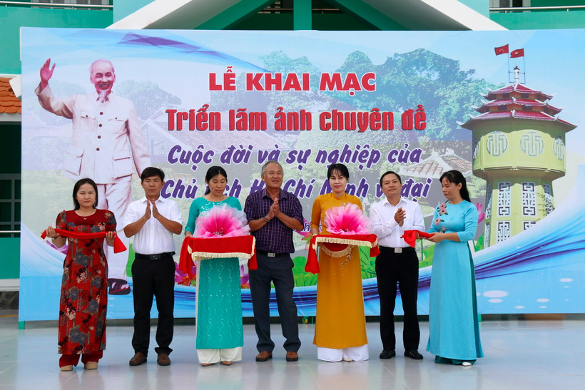 Đại biểu cắt băng Triển lãm ảnh 'Cuộc đời và sự nghiệp Chủ tịch Hồ Chí Minh' trên địa bàn huyện Tuy Phong, tỉnh Bình Thuận. (Ảnh: Nguyễn Thanh/TTXVN)