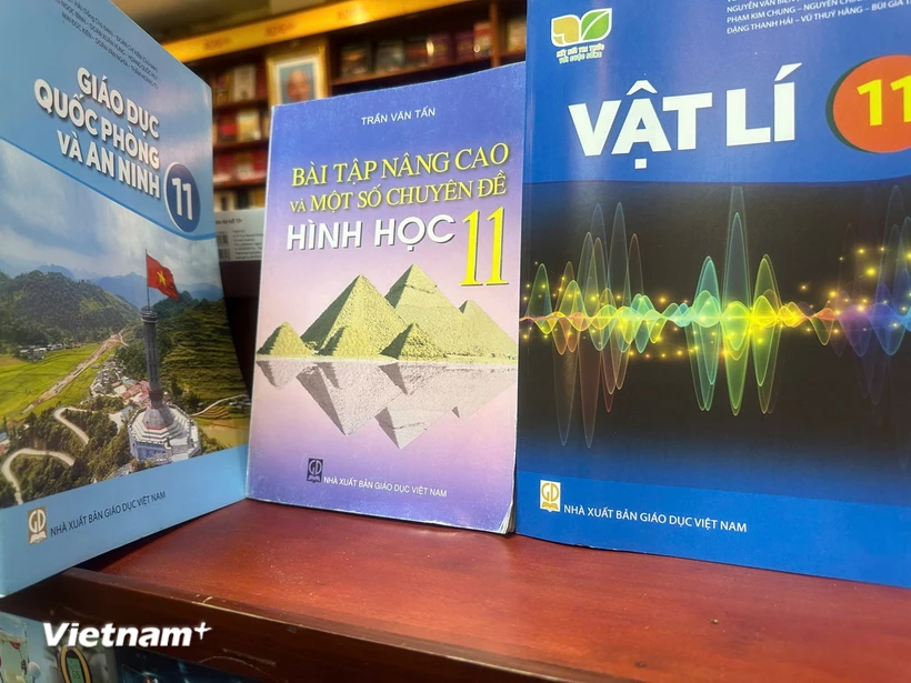 Sách giáo khoa của Nhà xuất bản Giáo dục Việt Nam tại một nhà sách ở Hà Nội. (Nguồn: Vietnam+)