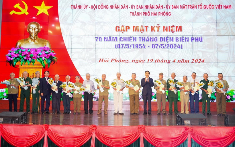 Ông Lê Tiến Châu, Ủy viên Trung ương Đảng, Bí thư Thành ủy Hải Phòng tặng hoa các cựu chiến binh. (Ảnh: TTXVN phát)