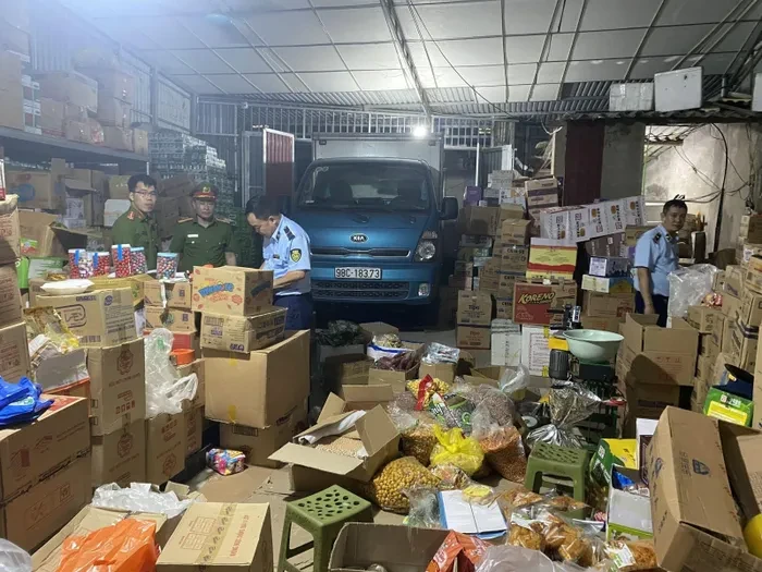 Cơ quan chức năng kiểm tra hàng hóa tại cơ sở vi phạm. (Nguồn: Công an tỉnh Bắc Giang)