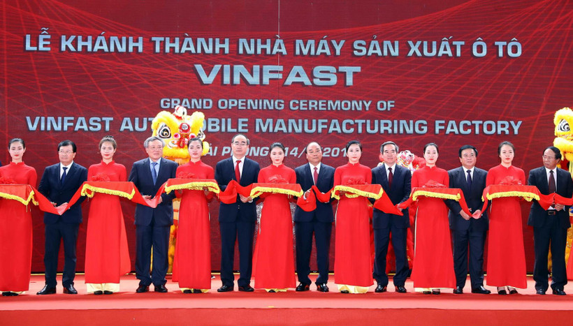 Thủ tướng Nguyễn Xuân Phúc và các đại biểu cắt băng khánh thành. (Ảnh: Thống Nhất/TTXVN)
