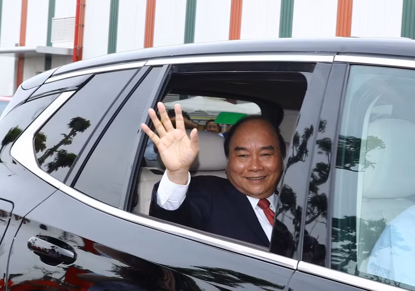 Thủ tướng Nguyễn Xuân Phúc kiểm tra chất lượng vận hành xe Vinfast. (Ảnh: Thống Nhất/TTXVN)