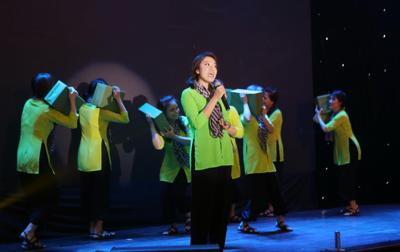 Tiết mục 'Cô gái Sài Gòn đi tải đạn' của Cơ quan TTXVN khu vực phía Nam. (Ảnh: Thành Chung/TTXVN)