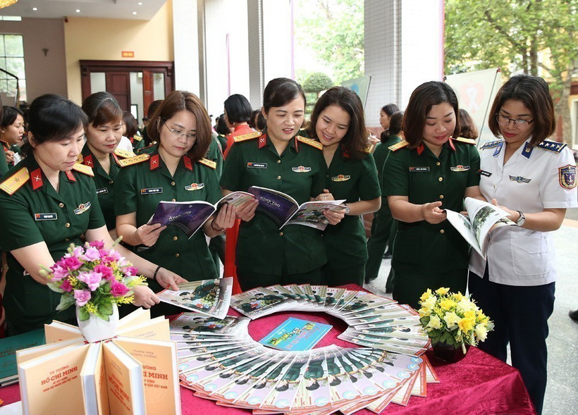 Trưng bày sách, báo, tạp chí tuyên truyền về phụ nữ quân đội tại Tọa đàm Công tác Tuyên truyền về Bình đẳng giới trên báo chí và các phương tiện truyền thông trong quân đội. (Ảnh: Dương Giang/TTXVN)