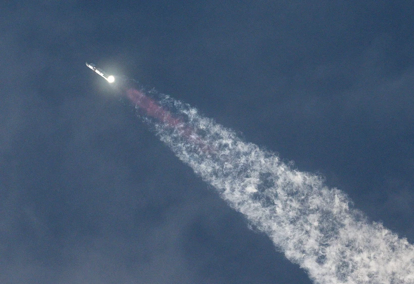 Tên lửa đẩy Super Heavy mang theo tàu vũ Starship không người lái của SpaceX rời bệ phóng tại Boca Chica, Texas, Mỹ, ngày 14/3. (Ảnh: AFP/TTXVN)