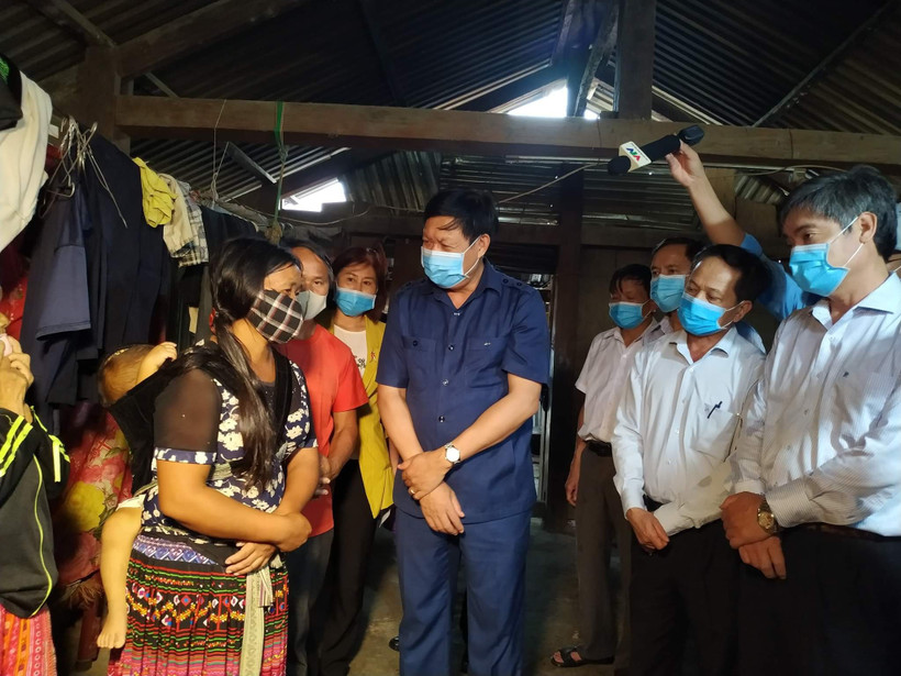Đoàn công tác của Bộ Y tế do Thứ trưởng Đỗ Xuân Tuyên kiểm tra công tác phòng chống dịch bạch hầu tại xã Quảng Hòa, huyện Đắk Glong, tỉnh Đắk Nông vào tháng 6/2020. (Nguồn: Vietnam+)