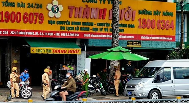 Công an kiểm tra trụ sở Công ty Thành Bưởi. (Ảnh: Thành Chung/TTXVN) 