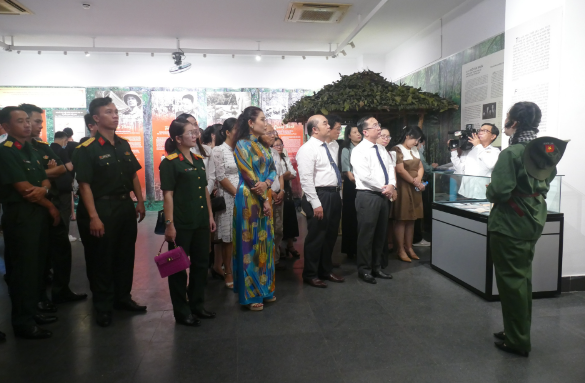 Các đại biểu tham quan Bảo tàng Chứng tích Chiến tranh, quận 3, TP.HCM.(Nguồn: Công Lý)