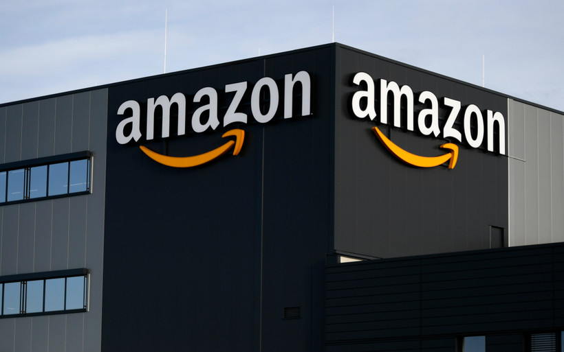 Biểu tượng Amazon tại trung tâm phân phối ở Moenchengladbach, Đức. (Ảnh: AFP/TTXVN)