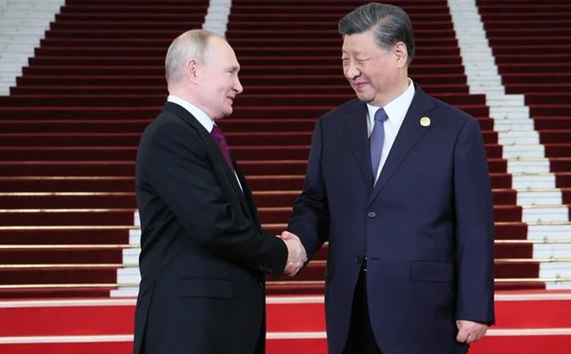 Chủ tịch Trung Quốc Tập Cận Bình (phải) đón Tổng thống Nga Vladimir Putin tới tham dự Diễn đàn cấp cao “Vành đai và Con đường” lần thứ ba tại Bắc Kinh. (Ảnh: AFP/TTXVN) 