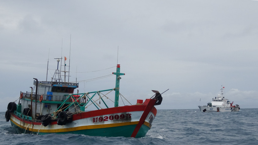 Tàu mang biển hiệu BT 92009 TS vận chuyển trái phép khoảng 80.000 lít dầu DO trên vùng biển Cà Mau. (Ảnh: TTXVN phát)