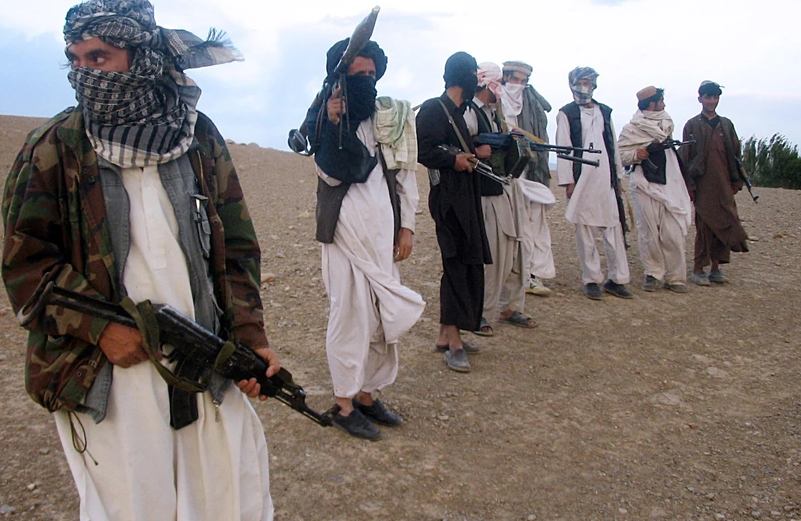 Các tay súng và phiến quân Taliban trên một ngọn đồi tại Maydan Shahr thuộc tỉnh Wardak, Afghanistan. (Ảnh: AFP/TTXVN) 