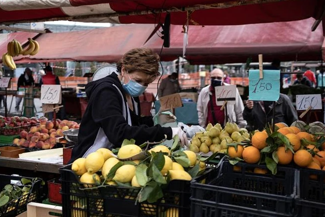 Trái cây được bày bán tại một khu chợ ở Turin, Italy. (Ảnh: AFP/ TTXVN) 