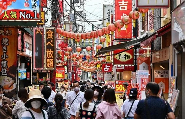 Trên một đường phố ở Yokohama, tỉnh Kanagawa, Nhật Bản. (Ảnh: AFP/TTXVN) 