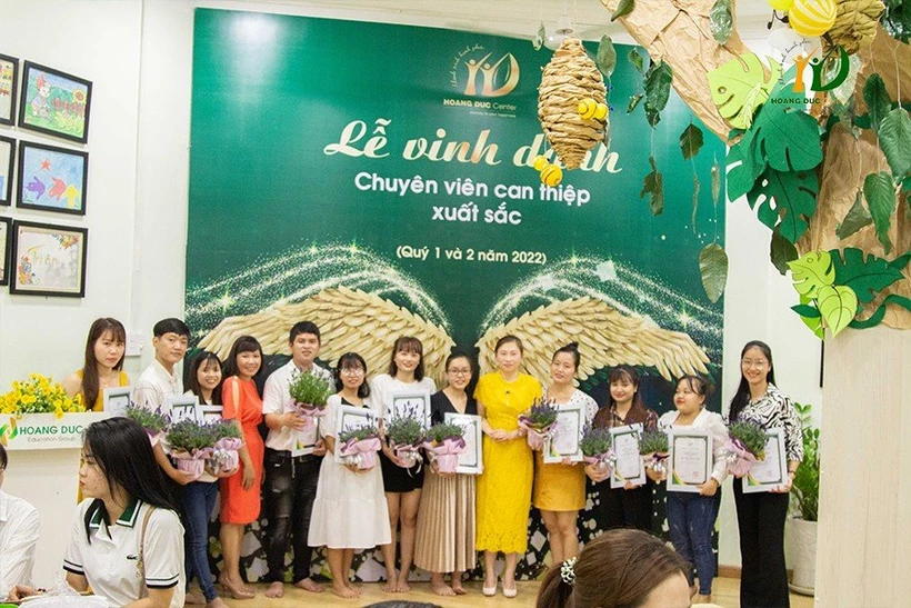 Lễ vinh danh Chuyên viên can thiệp Xuất sắc nhất Quý 1 và Quý 2 .(Nguồn: Trẻ tự kỷ Hoàng Đức)