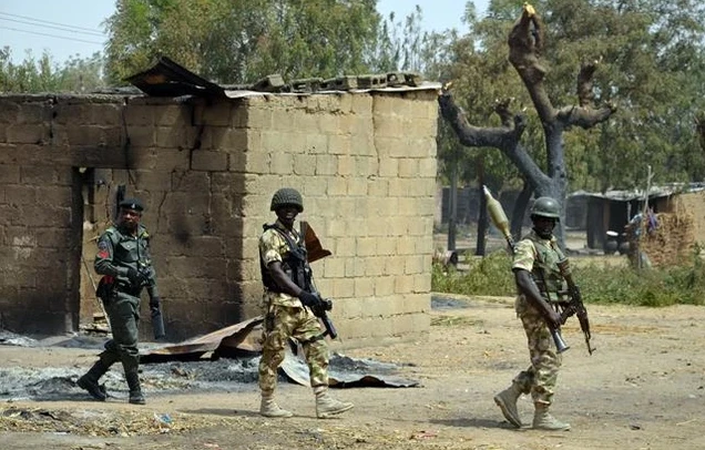 Binh sỹ và cảnh sát tuần tra tại làng Dalori, bang Borno (Nigeria), sau một cuộc tấn công của các tay súng Boko Haram hồi năm 2016. (Ảnh: AFP/TTXVN) 