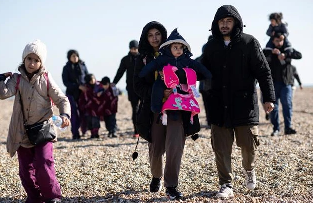 Người di cư tìm cách vượt qua eo biển Manche vào Anh. (Ảnh: AFP/TTXVN) 