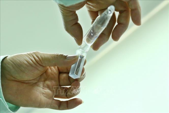 Nghiên cứu định lượng protein trong vaccine tại phòng thí nghiệm của Công ty TNHH MTV Vaccine và Sinh phẩm số 1 (Vabiotech). (Ảnh minh họa: Minh Quyết/TTXVN)
