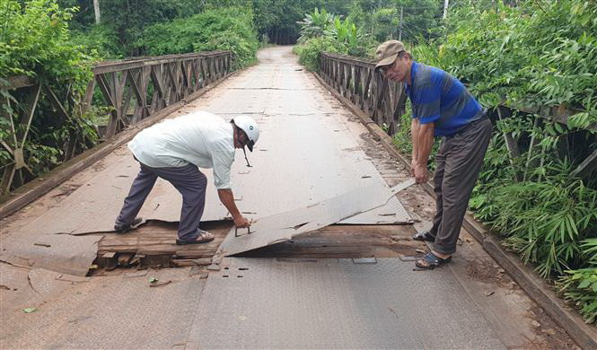 Cầu Long xuống cấp nghiêm trọng. (Ảnh: Đậu Tất Thành/TTXVN)