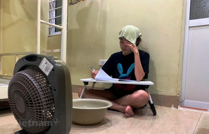 Tìm được phòng trọ giá hợp lý tại các khu vực quận trung tâm Hà Nội đang là 'bài toán' nan giải với các sinh viên. (Ảnh: PV/Vietnam+)