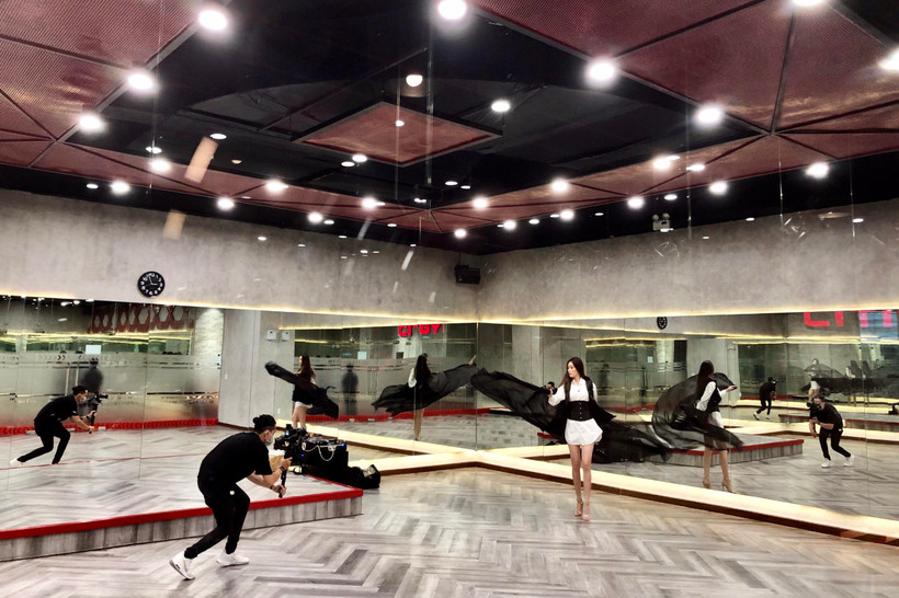 Hoa hậu Khánh Vân trong buổi tập catwalk với Á hậu Võ Hoàng Yến. (Ảnh: CTV/Vietnam+)