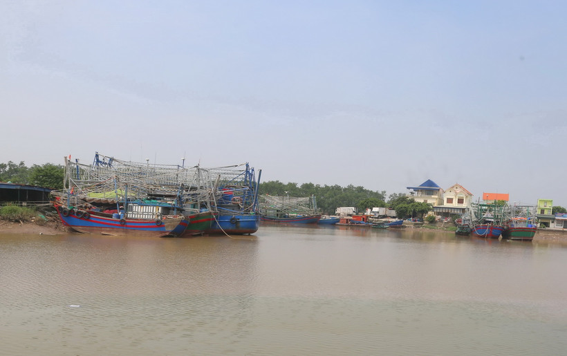 Thuyền đánh cá về tránh bão tại Cảng cá Mắt Rồng. (Ảnh: Minh Thu/TTXVN)