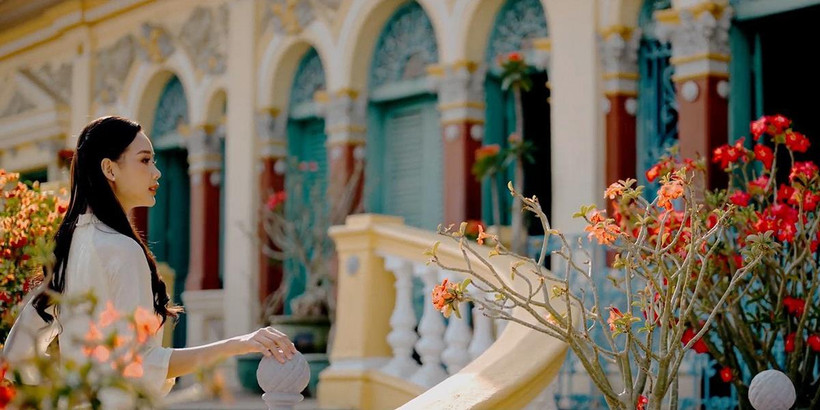 Hoa hậu Bảo Ngọc trước nhà cổ Bình Thủy. (Ảnh: PV/Vietnam+)