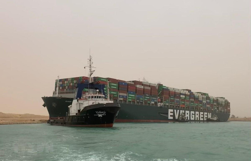 Siêu tàu chở hàng Ever Given bị mắc cạn tại Kênh đào Suez, Ai Cập, ngày 24/3/2021. (Ảnh: THX/TTXVN) 