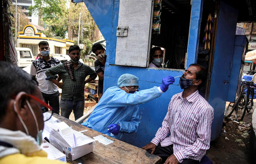 Nhân viên y tế lấy mẫu xét nghiệm COVID-19 cho người dân tại Mumbai, Ấn Độ, ngày 18/3/2021. (Ảnh: THX/TTXVN) 