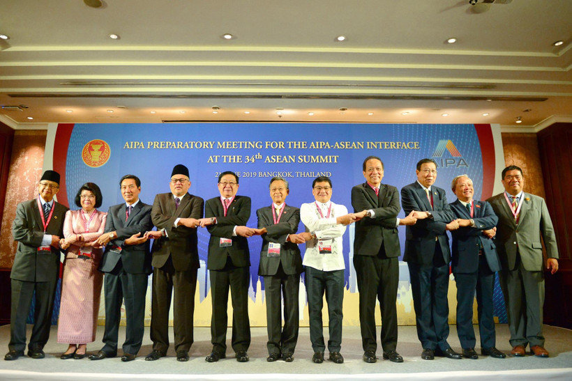 Các trưởng đoàn đại biểu Quốc hội các nước ASEAN chụp ảnh chung. (Ảnh: Ngọc Quang-Hữu Kiên/TTXVN)