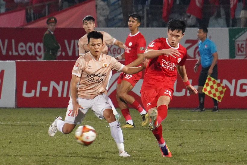 Thể Công-Viettel (áo đỏ) giành chiến thắng 3-0 trước Công an Hà Nội ở vòng 13 V-League. (Ảnh: Việt Anh/Vietnam+)