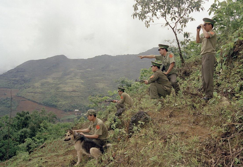 Chiến sỹ Đồn Biên phòng Simacai (Lào Cai) tuần tra bảo vệ biên giới. (Ảnh: Nhan Sáng/TTXVN)