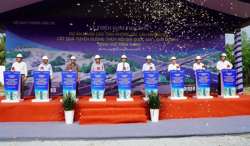 Nghi thức khai Dự án Nâng cao tĩnh không 11 cầu đường bộ cắt qua tuyến đường thủy nội địa. (Ảnh: TTXVN phát)