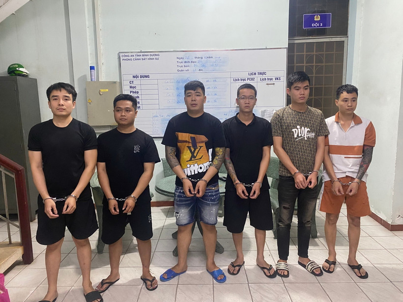 Cơ quan công an tạm giữ đường dây cho vay nặng lãi từ 365% đến 730%. (Ảnh: TTXVN phát)